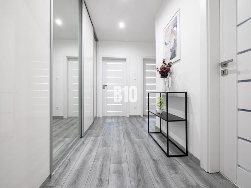 TOP! 4 izb. byt, balkón, 100 m2 (šatník, 2x toaleta, 3x klíma, zariade - Svetlá chodba v 4-izbovom byte s podlahou s dreveným dekorom a elegantným nábytkom.