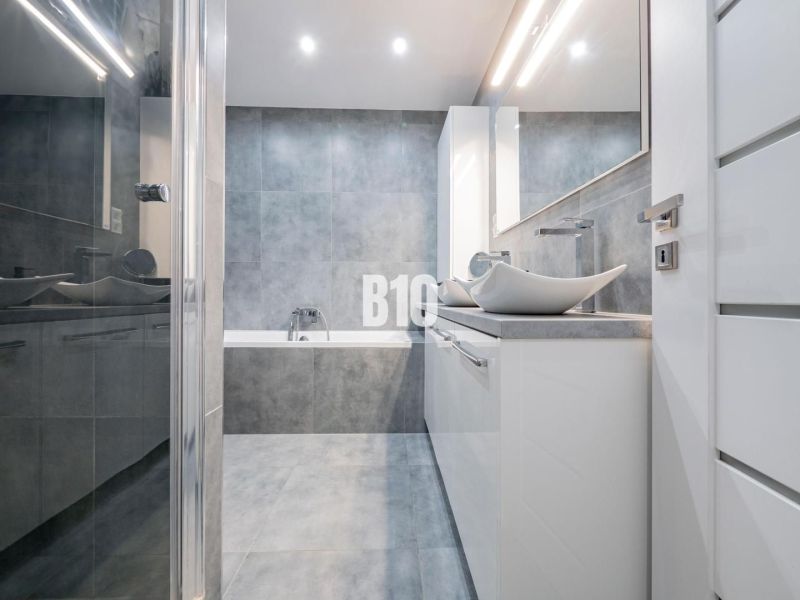 TOP! 4 izb. byt, balkón, 100 m2 (šatník, 2x toaleta, 3x klíma, zariade - Kúpeľňa s moderným umývadlom a vaňou v 4-izbovom byte.