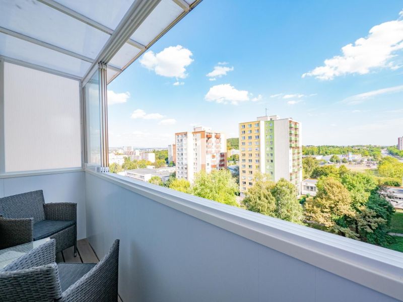 TOP! 4 izb. byt, balkón, 100 m2 (šatník, 2x toaleta, 3x klíma, zariade - Výhľad na mestskú časť z balkóna 4-izbového bytu v Nitre s príjemným posedením.