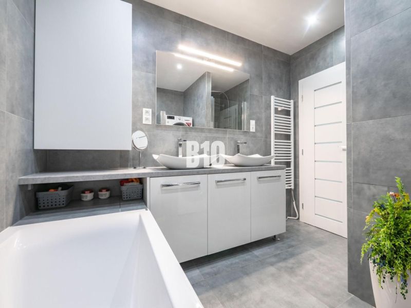 TOP! 4 izb. byt, balkón, 100 m2 (šatník, 2x toaleta, 3x klíma, zariade - Kúpeľňa v 4-izbovom byte s bielym umývadlom, šedými kachličkami a bielou vaňou.
