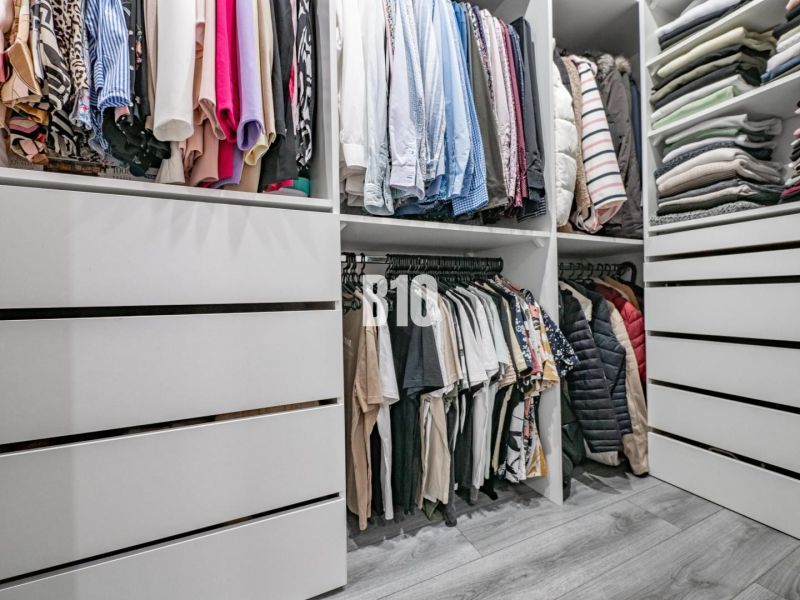 TOP! 4 izb. byt, balkón, 100 m2 (šatník, 2x toaleta, 3x klíma, zariade - Šatník v 4-izbovom byte s poličkami, závesnými košmi a podlahou s dreveným dekorom.