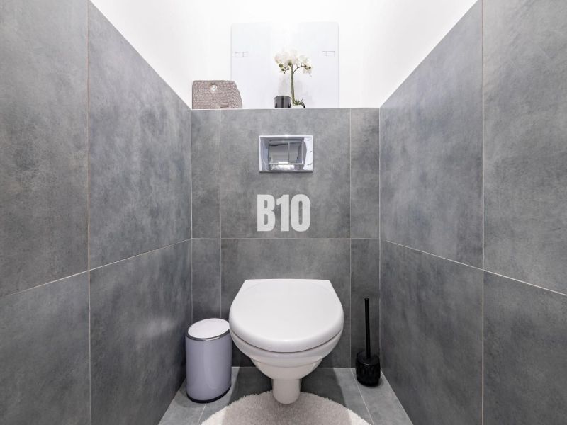 TOP! 4 izb. byt, balkón, 100 m2 (šatník, 2x toaleta, 3x klíma, zariade - Toaleta s modernými sivými obkladmi v 4-izbovom byte.