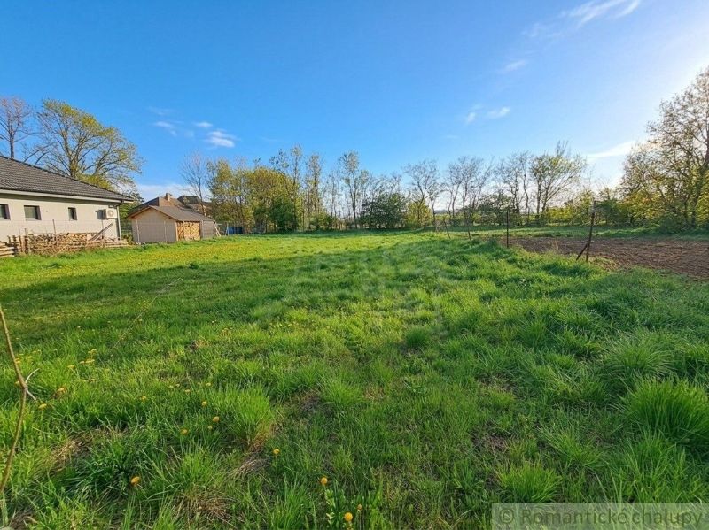 Rovinatý pozemok o rozlohe 1473m2 so súkromnou prístupovou cestou v ob