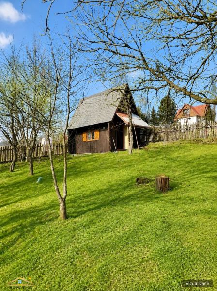 Pozemok s chatkou pri lese v obci Radôstka – súpisné číslo, studňa