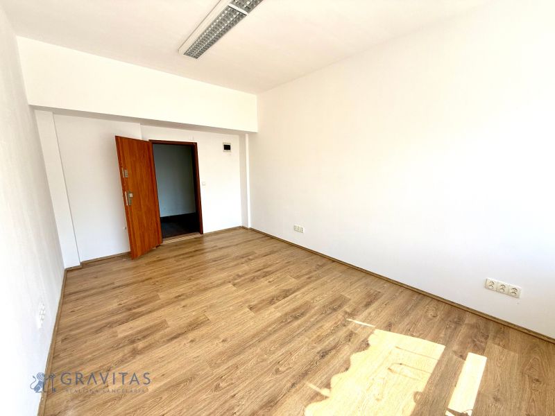 Na predaj – kancelárske priestory v centre  - Prázdna kancelária s drevenou podlahou a otvorenými dverami, Dostojevského rad, Bratislava - Staré Mesto.