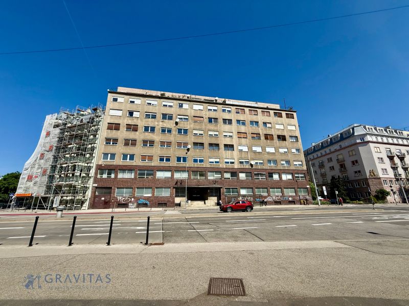 Na predaj – kancelárske priestory v centre  - Budova na Dostojevského rade v Bratislave - Starom Meste, Kancelárie, so zaparkovaným červeným autom.