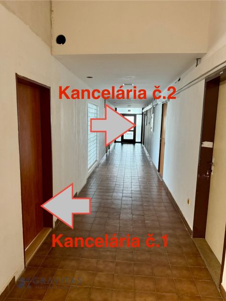 Na predaj – kancelárske priestory v centre  - Chodba s označením kancelárií č. 1 a č. 2 so vstupnými dverami.