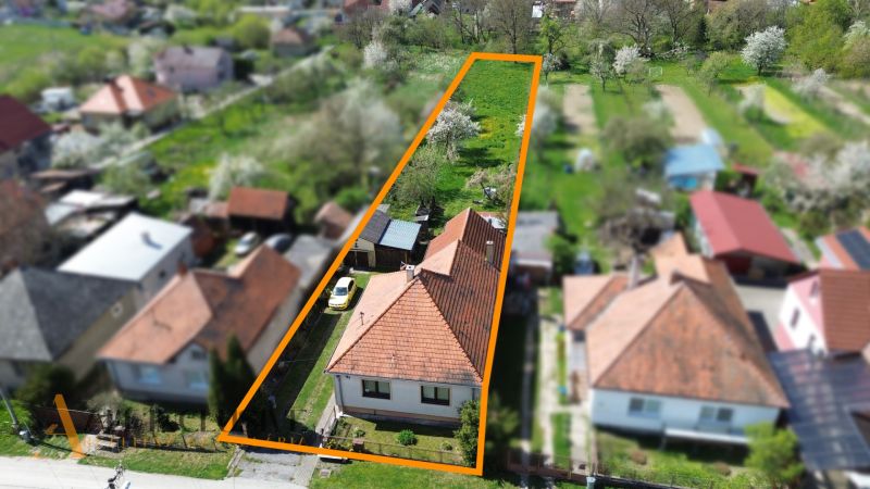 RODINNÝ DOM - CHALUPA S VEĽKÝM POZEMKOM | SKÝCOV - Rodinný dom na ulici Konopniská v Skýcove s priestranným zadným pozemkom.