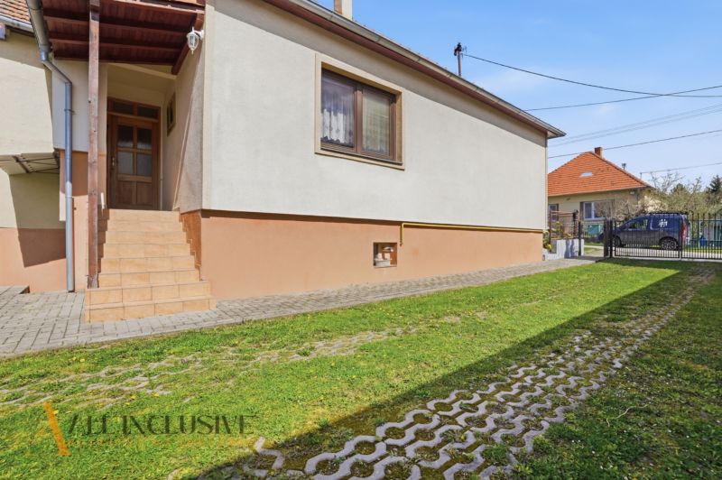 RODINNÝ DOM - CHALUPA S VEĽKÝM POZEMKOM | SKÝCOV - Rodinný dom na ulici Konopniská v Skýcove s udržiavanou záhradou a schodiskom.