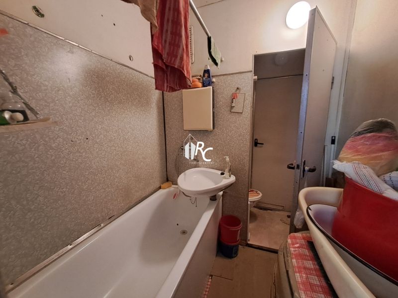 Centrum Martina slnečný 3-izbový byt s balkónom a potenciálom - Kúpeľňa v 3-izbovom byte s vaňou, umývadlom a toaletou.