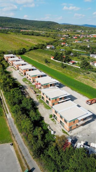 4-izbový mezonet so záhradou v projekte PRI KAPLNKE – Dubová - Radové domy v Pezinku obklopené zeleňou s výhľadom na okolitú krajinu.