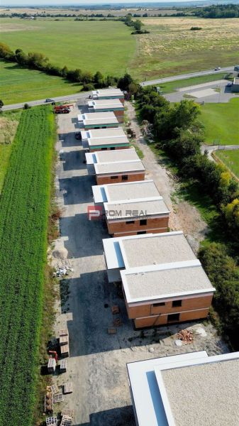 4-izbový mezonet so záhradou v projekte PRI KAPLNKE – Dubová - Rovinatá stavebná lokalita, radové domy, výhľad na okolie Pezinka, príprava na 3-izbové byty.