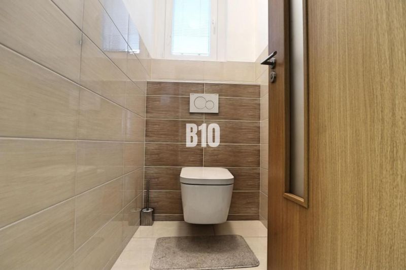 NA PRENÁJOM Priestranný 3 izbovy byt Žilina  - centrum mesta , FOR REN - Toaleta v 3-izbovom byte s obkladmi v svetlých a drevených tónoch.