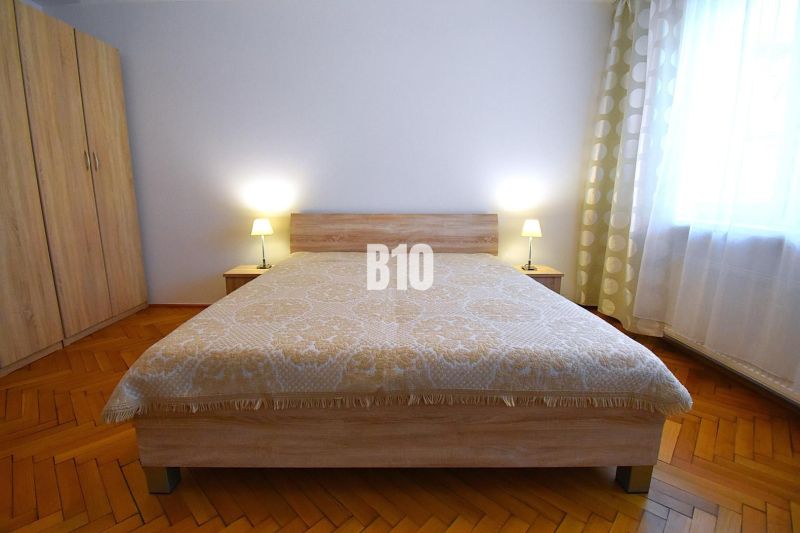 NA PRENÁJOM Priestranný 3 izbovy byt Žilina  - centrum mesta , FOR REN - Spálňa s dreveným dekorom v 3-izbovom byte, svetlá a jednoduchá dekorácia.