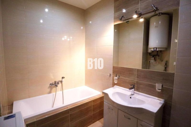 NA PRENÁJOM Priestranný 3 izbovy byt Žilina  - centrum mesta , FOR REN - Kúpeľňa s vaňou a umývadlom v 3-izbovom byte s keramickým obkladom.