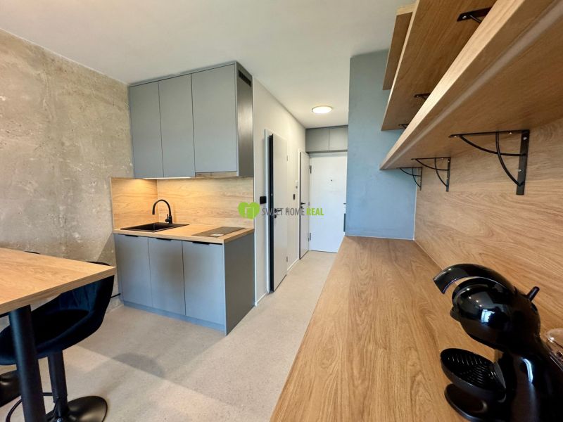 REZERVOVANÝ Na prenájom 2i luxusný zariadený byt na Terase - Kuchyňa v 2-izbovom byte s podlahou s dreveným dekorom a modernou výbavou.