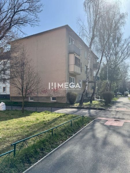PREDANÉ- 2 izbový byt s balkónom blízko centra mesta Humenné - Bytový dom na Sokolovskej ulici v Humennom, vhodný pre 2-izbový byt.