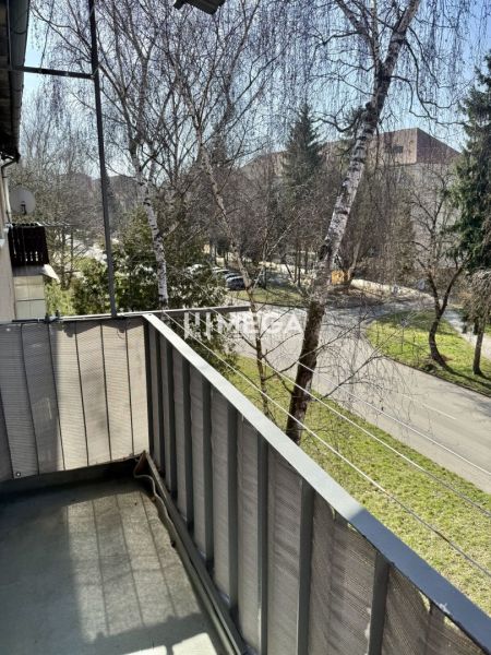 PREDANÉ- 2 izbový byt s balkónom blízko centra mesta Humenné - Balkón 2-izbového bytu na Sokolovskej ulici v Humennom s výhľadom na zeleň.