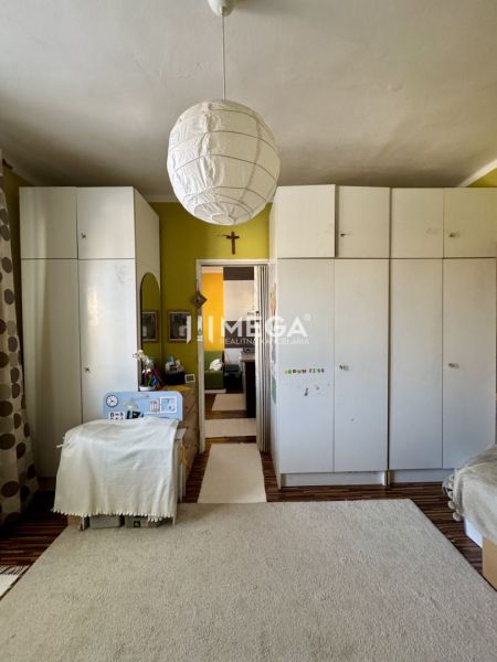 PREDANÉ- 2 izbový byt s balkónom blízko centra mesta Humenné - V 2-izbovom byte sú biele skrine, svetlozelené steny a luster.