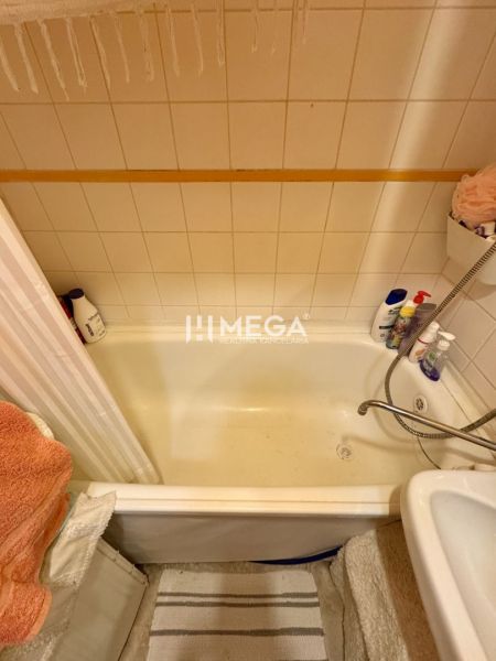 PREDANÉ- 2 izbový byt s balkónom blízko centra mesta Humenné - Kúpeľňa s vaňou a sprchovou zástenou v 2-izbovom byte.