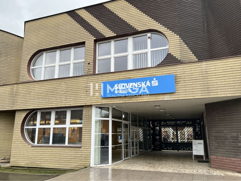 Na prenájom kancelárie v centre mesta Stropkov - Exteriér kancelárií na Hlavnej ulici v Stropkove s dominujúcimi oblými oknami.