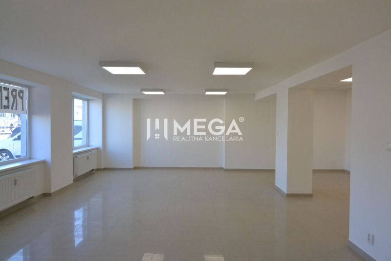 Na prenájom - priestor na prízemí 61,50 m2 na ul. Tolstého v meste Hum - Svetlé obchodné priestory s veľkými oknami a dlažbou.