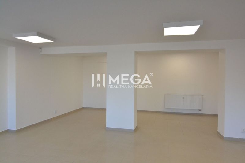 Na prenájom - priestor na prízemí 61,50 m2 na ul. Tolstého v meste Hum - Obchodné priestory s bielymi stenami a svetlou podlahou s dreveným dekorom.