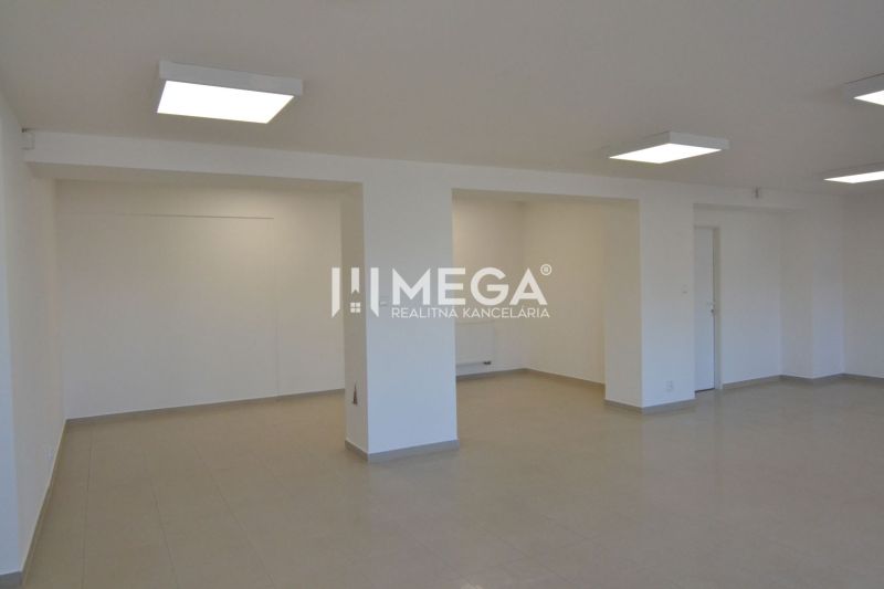 Na prenájom - priestor na prízemí 61,50 m2 na ul. Tolstého v meste Hum - Obchodné priestory s bielymi stenami a dlažbou, sady svietidiel na strope.