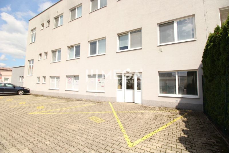 Na prenájom - priestor na prízemí 61,50 m2 na ul. Tolstého v meste Hum - Obchodné priestory na Tolstého ulici v Humennom s parkovacími miestami a bielou fasádou.