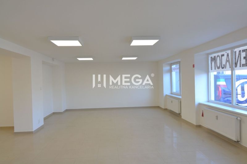 Na prenájom - priestor na prízemí 61,50 m2 na ul. Tolstého v meste Hum - Svetlé obchodné priestory s veľkými oknami, dlažba a umelé osvetlenie.