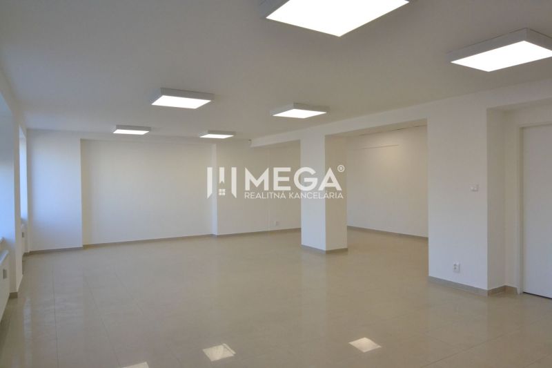 Na prenájom - priestor na prízemí 61,50 m2 na ul. Tolstého v meste Hum - Svetlé obchodné priestory s keramickou podlahou a stropným osvetlením v Humennom.