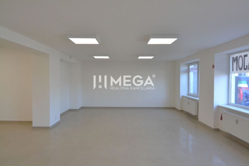 Na prenájom - priestor na prízemí 61,50 m2 na ul. Tolstého v meste Hum - Interiér obchodných priestorov s keramickou podlahou a veľkými oknami pre prirodzené svetlo.