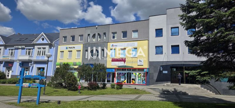 NA PRENÁJOM LUKRATÍVNY PRIESTOR NA NÁMESTÍ v meste Humenné - Obchodné priestory na Námestí slobody v Humennom, moderné fasády a výkladné okná.