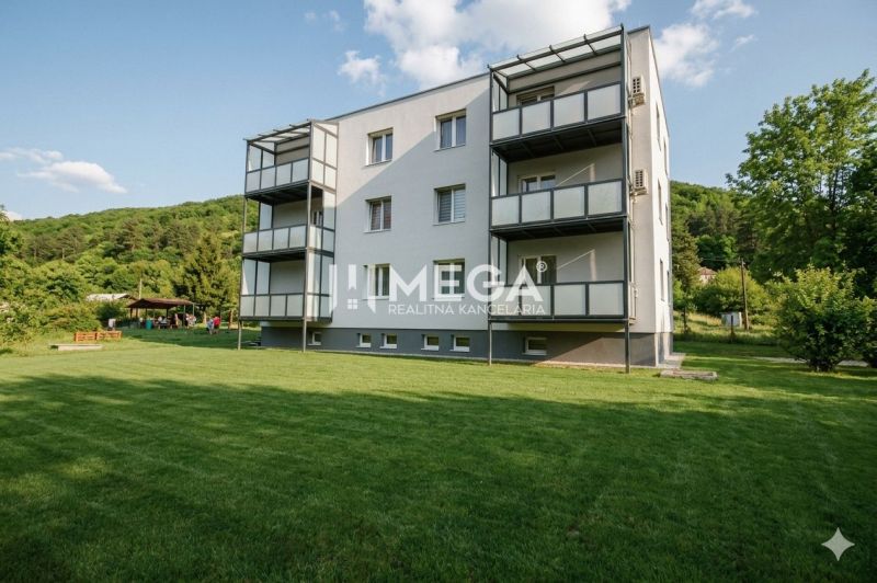 Na predaj - 3izbový byt s pozemkom a garážou v meste Humenné - Budova s tromi poschodiami, trávnatým pozemkom na ceste k hotelu Merrys, Humenné.