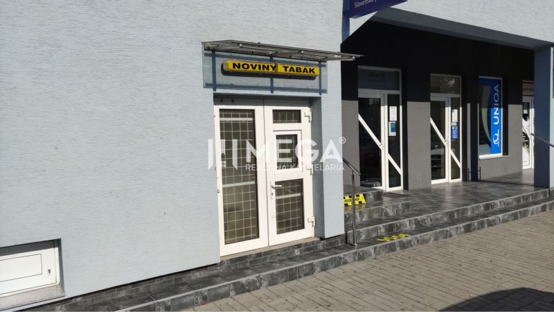 PRENÁJOM obchodných priestorov v centre mesta Humenné-3m2 - Obchodné priestory na ulici Osloboditeľov v Humennom so vstupnými dverami a vývesným štítom.