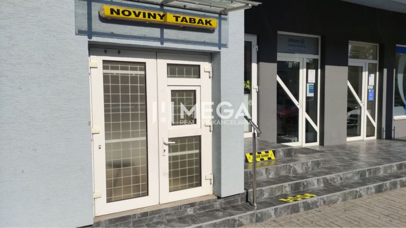 PRENÁJOM obchodných priestorov v centre mesta Humenné-3m2 - Obchodné priestory na ulici Osloboditeľov v Humennom s nápisom „Noviny Tabak“.