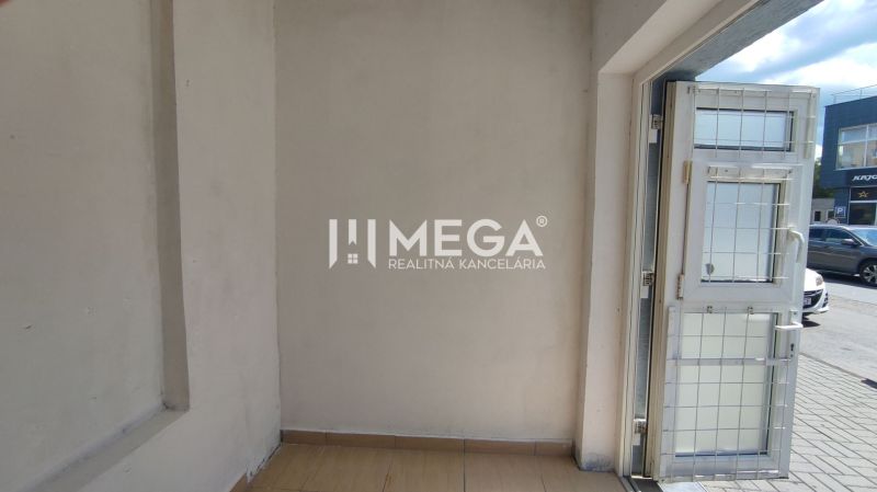 PRENÁJOM obchodných priestorov v centre mesta Humenné-3m2 - Obchodné priestory s podlahou s dreveným dekorom a vonkajším pohľadom na ulicu Osloboditeľov v Humennom.