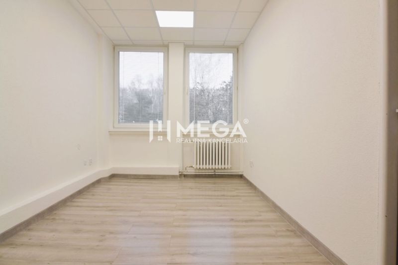 PRENÁJOM komerčného priestoru (26 m2) blízko centra Humenné - Obchodné priestory s podlahou s dreveným dekorom a veľkými oknami.