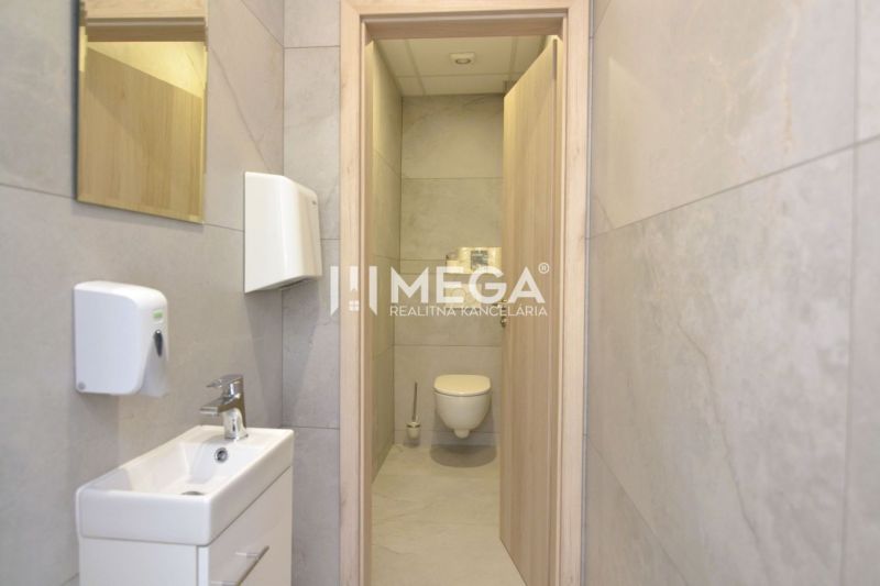 PRENÁJOM komerčného priestoru (26 m2) blízko centra Humenné - Interiér obchodných priestorov so sanitárnym zariadením, umývadlom a toaletou.