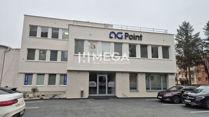 PRENÁJOM komerčného priestoru (26 m2) blízko centra Humenné - Budova s obchodnými priestormi na ulici Osloboditeľov v Humennom, pri parkovisku.