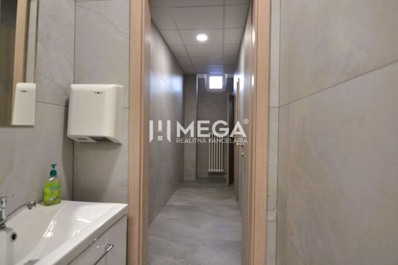 PRENÁJOM komerčného priestoru (26 m2) blízko centra Humenné - Tieto obchodné priestory zahŕňajú umývadlo, zrkadlo, sušič rúk a dlaždicovú podlahu.