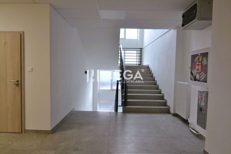 PRENÁJOM komerčného priestoru (26 m2) blízko centra Humenné - Interiér obchodných priestorov s dlažbovou podlahou a schodiskom, zabezpečená evakuačná cesta.