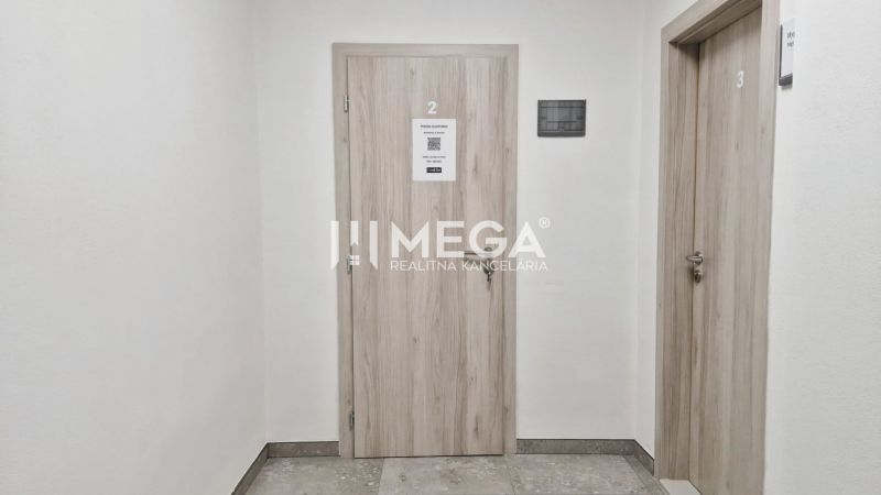 PRENÁJOM komerčného priestoru (26 m2) blízko centra Humenné - Dvere v obchodných priestoroch s podlahou v drevenom dekore.