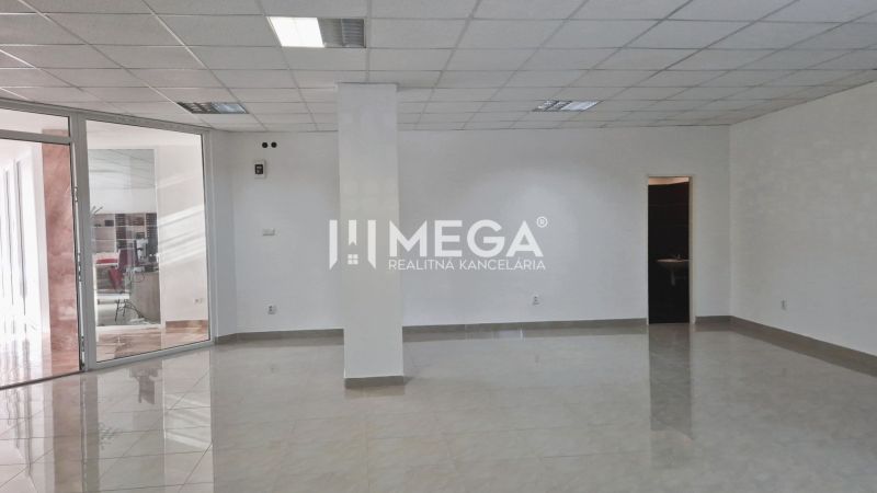 PRENÁJOM obchodného priestoru v centre Humenného (74 m2) - Priestranné obchodné priestory s dlažbou a presklenými dverami.