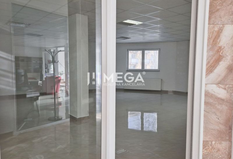 PRENÁJOM obchodného priestoru v centre Humenného (74 m2) - Obchodné priestory so sklenenými stenami a podlahou s dreveným dekorom.