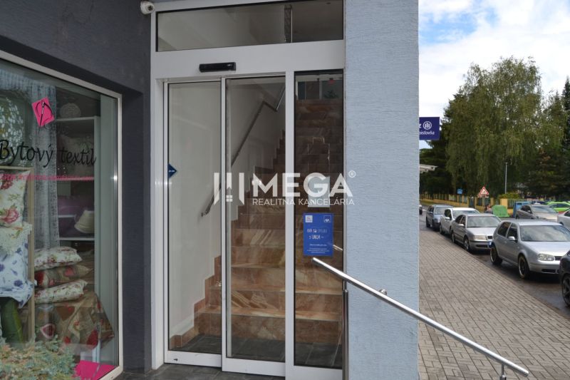 PRENÁJOM obchodného priestoru v centre Humenného (74 m2) - Vstup do obchodného priestoru na Osloboditeľov v Humennom s textilným obchodom a schodiskom.
