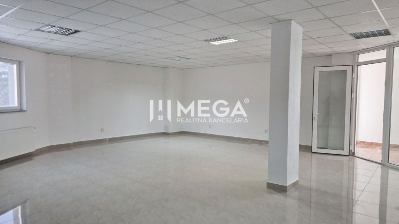 PRENÁJOM obchodného priestoru v centre Humenného (74 m2) - Obchodné priestory s bielymi stenami, kachľovou podlahou a závesnými svietidlami.