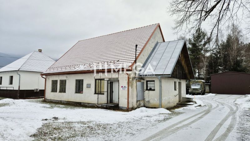 Predaj budovy v obci Zboj - Obchodné priestory v Zboji so zasneženou strechou a zasneženou príjazdovou cestou.