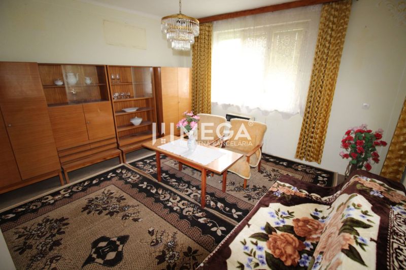 REZERVOVANÝ - Pôvodný rodinný dom v obci Dlhé nad Cirochou - Izba v rodinnom dome s kobercom, sedačkou, stolom a vitrínovou skriňou.