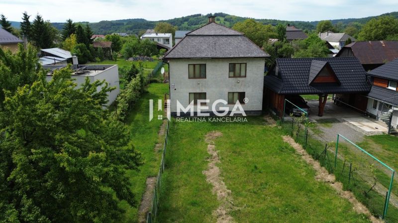 REZERVOVANÝ - Pôvodný rodinný dom v obci Dlhé nad Cirochou - Rodinný dom na Železničnej ulici v Dlhom nad Cirochou obklopený zeleňou a záhradou.